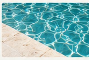 Reflets de lumière à la surface de l'eau d'une piscine